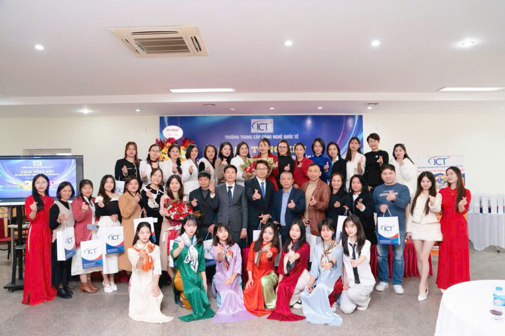 Tập thể cán bộ giáo viên, nhân viên trường Trung cấp Công nghệ Quốc tế (ICT) và các khách mời